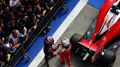 Kvyat y Vettel se saludan en China antes de discutir en el prepodio.