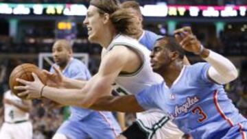 Chris Paul intenta robarle el bal&oacute;n a Kelly Olynyk.