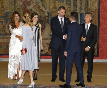 Carla Pereyra y Simeone (de espaldas) saludan a los Reyes, Macri y Awada