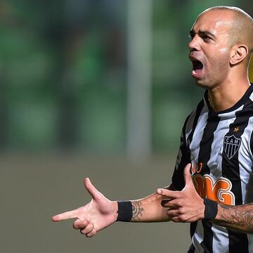 El jugador de 36 años ha ganado dos veces la Copa Libertadores (en Sao Paulo y Atlético Mineiro). Justamente quedó libre tras una nueva etapa en el 'Galo'. En un momento de su carrera, fue el '9' de la Selección Brasileña.