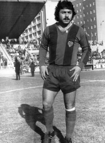 Carlos Caszely marc&oacute; un p&oacute;ker y dos tripletas en el extranjero, todas en la Segunda Divisi&oacute;n de Espa&ntilde;a. Fue jugando por Levante ante Rayo Vallecano (cuatro goles en diciembre de 1973), Berakaldo y Deportivo La Coru&ntilde;a.