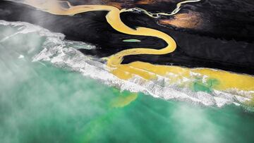 En el sur de Islandia existe una de las playas más espectaculares del mundo. Con arena negra, contraste de colores y de aspecto infinito...