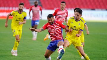 Luus Suárez trata de disputar un balón.