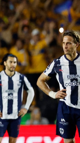 Soccer Football - Liga MX - Tigres UANL v Monterrey - Estadio Universitario, Monterrey, Mexico - March 7, 2026 Monterrey's Sergio Canales and teammates look dejected after Tigres UANL's Andre-Pierre Gignac scored their first goal during the match REUTERS/Daniel Becerril