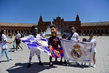 Aficionados del Barcelona y del Real Madrid disfrutan por las calles de Sevilla de las horas previas a la final de Copa. 