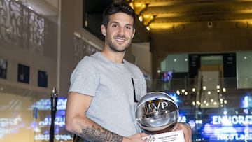 Nicolás Laprovittola posa para As con el trofeo que le acredita como MVP de la Liga Endesa.