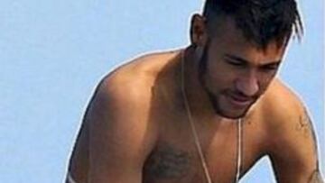 Neymar no se dej&oacute; la faja ni en el yate
 