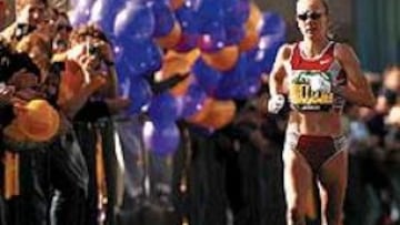 <b>IMPRESIONANTE.</B> Paula Radcliffe corre ya en solitario por las calles de Londres, camino de la plusmarca mundial y jaleada por el público.