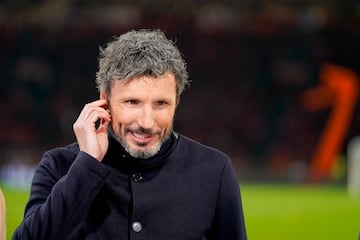 El mediocentro holand谷s se retir車 en 2013 y ahora contin迆a su carrera como entrenador del Royal Amberes, equipo de la Primera Divisi車n de B谷lgica. Tras jugar para las filas del AC Milan durante 2 temporadas, fue fichado por el PSV donde jug車 hasta 2013, cuando se retir車. Su carrera como entrenador comenz車 un a?o despu谷s y ha pasado por equipos como el PSV o el Wolfsburgo.
