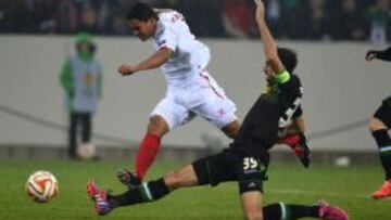 Carlos Bacca, delantero colombiano del Sevilla, en una acci&oacute;n de juego frente al Borussia Moenchengladbach.