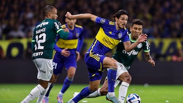 AMDEP9754. BUENOS AIRES (ARGENTINA), 28/09/2023.- Edinson Cavani (c) de Boca disputa un balón con Marcos Rocha (d) de Palmeiras hoy, en un partido de las semifinales de la Copa Libertadores entre Boca Juniors y Palmeiras en el estadio La Bombonera en Buenos Aires (Argentina). EFE/ Juan Ignacio Roncoroni
