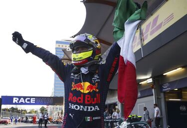 Sergio Pérez no olvidó sus raíces y festejó con la bandera de México.
