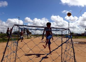 Varios niños juegan al fútbol en un barrio pobre de Olinda, a unos 18 km de Recife, en el noreste de Brasil, durante el Mundial de Brasil 2013 torneo de fútbol FIFA Confederaciones. El centro histórico de Olinda está catalogado como Patrimonio de la Humanidad por la UNESCO.