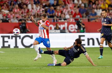 Fuerte entrada del jugador del Real Madrid, Nacho, al jugador del Girona, Portu, con los tacos por delante y a unos pocos minutos del final del encuentro. 

