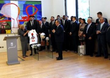 Visita del Real Madrid a las sedes del Ayuntamiento y la Comunidad