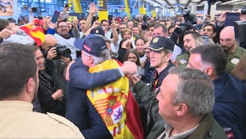 El cántico del Bernabéu con el que se ha recibido a Carlos Sainz en Barajas