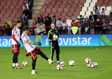 Iker Casillas y Sergio Rico con Ochotorena.