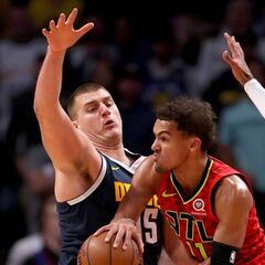 Trae (42+11) se exhibe ante Jokic y los Hawks conquistan Denver