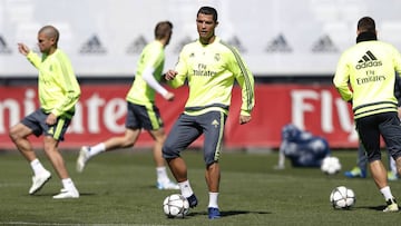 CON EL BALÓN. Cristiano empezó a hacer ayer ejercicios específicos, aunque a una intensidad suave. Pero ya toca balón y es optimista.