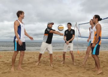 Los pilotos del equipo Sahara Force India Sergio Pérez y Esteban Ocón juegan un partido de voley playa en la playa de Brighton.