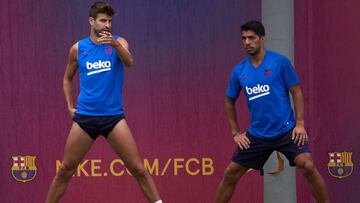 GRAFCAT2850 BARCELONA 31/7/2019.- Los jugadores del FC Barcelona Luis Suarez y Gerad Pique, durante el entrenamiento de pretemporada realizado esta mañana en la ciudad deportiva Joan Gamper. EFE/Alejandro Garcia