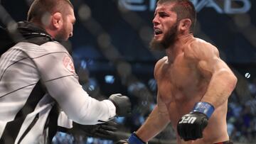 Islam Makhachev celebra su victoria ante Charles Oliveira.