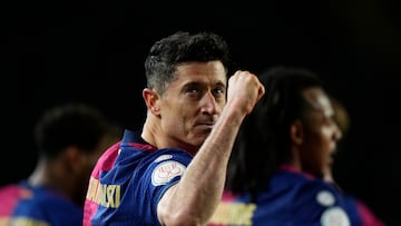 BARCELONA, 25/02/2025.- El delantero del FC Barcelona Robert Lewandowski celebra su gol durante el partido de ida de las semifinales de la Copa del Rey que FC Barcelona y Atlético de Madrid disputan este martes en el estadio Olímpico Lluis Companys. EFE/Siu Wu