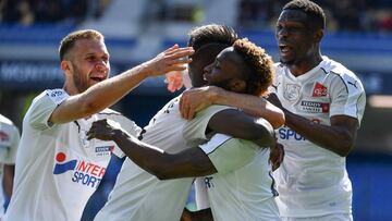 Amiens&#039; Colombian forward Stiven Mendoza (C) is congratulated by his teammates after scoring a goal during the French L1 football match between Montpellier and Amiens at The Mosson Stadium in Montpellier, southern France on May 5, 2019. (Photo by Pas