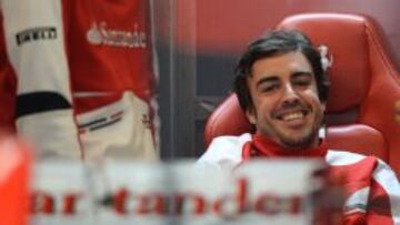 Fernando Alonso espera en el box de Ferrari.