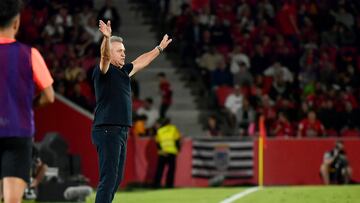 PALMA DE MALLORCA (ISLAS BALEARES), 26/09/2023.- El entrenador del Mallorca Javier Aguirre durante el partido de la séptima jornada de LaLiga entre el RCD Mallorca y el FC Barcelona, hoy martes en Son Moix, Palma de Mallorca. EFE/MIQUEL A. BORRÀS