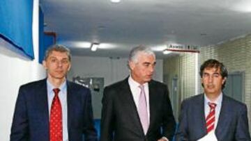 <b>REUNIÓN. </b>Montes, Arambarri (vicepresidente) y Tejedor (presidente).