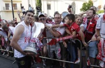 Reyes posa con el trofeo de la Europa League junto a unos aficionados.