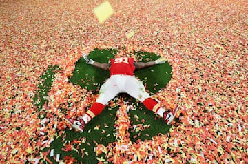 Derrick Nnadi, jugador de los Kansas City Chiefs celebra de esta manera la victoria en la Super Bowl.