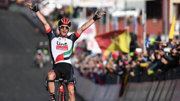 NAI05 CEFALU (ITALIA) 09/05/2017.- El ciclista esloveno Jan Polanc del equipo UAE Team Emirates celebra su victoria en la cuarta etapa de 181 kil&oacute;metros que se disputa entre Cefal&uacute; y el Etna, correspondiente al Giro de Italia, en Sicilia (Italia), hoy, 9 de mayo de 2017. EFE/Alessandro Di Meo