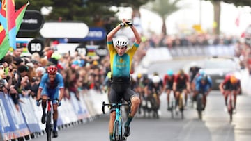 El ciclista kazajo Yevgeniy Fedorov celebra su victoria ante el checo Mathias Vacek en la prueba de fondo sub-23 masculina de los Mundiales de Ciclismo en Carretera de Wollongong.