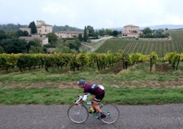 La carrera se creó en 1997 para salvaguardar la Strade Bianche de la Toscana. Empieza y termina en Gaiole, pueblo de la provincia de Siena.