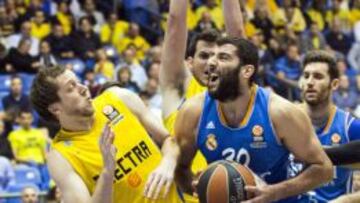 Ioannis Bourousis, defendido por Joe Ingles en Tel Aviv.