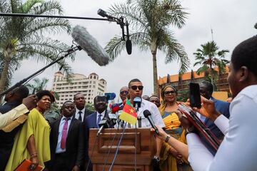 Por primera vez desde que nació, el delantero francés Kylian Mbappé visitó Camerún, el país nativo de su padre Wilfried. En las imágenes se puede apreciar el fuerte dispositivo que rodeaba al jugador en su itinerario en el país africano.