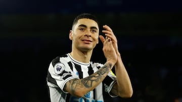 Soccer Football - Premier League - Leicester City v Newcastle United - King Power Stadium, Leicester, Britain - December 26, 2022 Newcastle United's Miguel Almiron applauds fans as he is substituted off Action Images via Reuters/Andrew Boyers EDITORIAL USE ONLY. No use with unauthorized audio, video, data, fixture lists, club/league logos or 'live' services. Online in-match use limited to 75 images, no video emulation. No use in betting, games or single club /league/player publications.  Please contact your account representative for further details.