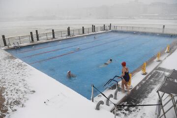 Esta piscina climatizada está en Finlandia y parece que los usuarios no tiene ningún problema para usarla incluso nevando. Un desafío a prueba de frío. 