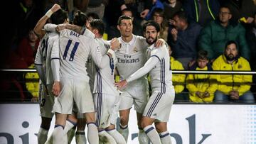 Real Madrid players celebrate their goal during the Spanish League football match Villarreal CF vs Real Madrid at El Madrigal stadium in Vila-real on February 26, 2017. / AFP PHOTO / BIEL ALINO