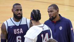 LAS VEGAS, NEVADA - JULY 07: LeBron James #6, Anthony Davis #14 and Kevin Durant #7 of the 2024 USA Basketball Men's National Team talk during a practice session at the team's training camp at the Mendenhall Center at UNLV on July 07, 2024 in Las Vegas, Nevada.   Ethan Miller/Getty Images/AFP (Photo by Ethan Miller / GETTY IMAGES NORTH AMERICA / Getty Images via AFP)