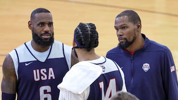 LAS VEGAS, NEVADA - JULY 07: LeBron James #6, Anthony Davis #14 and Kevin Durant #7 of the 2024 USA Basketball Men's National Team talk during a practice session at the team's training camp at the Mendenhall Center at UNLV on July 07, 2024 in Las Vegas, Nevada. Ethan Miller/Getty Images/AFP (Photo by Ethan Miller / GETTY IMAGES NORTH AMERICA / Getty Images via AFP)