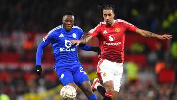 Leny Yoro (derecha) y Patson Daka (izquierda) pugnan por un balón durante el último Leicester City - Manchester United.
