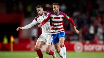 GRANADA, SPAIN - NOVEMBER 18: Victor Diaz of Granada CF competes for the ball with Higinio Marin of Albacete BP during the LaLiga Smartbank match between Granada CF and Albacete BP at Estadio Nuevo Los Carmenes on November 18, 2022 in Granada, Spain. (Photo by Fermin Rodriguez/Quality Sport Images/Getty Images)