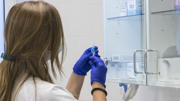 Una enfermera prepara una vacuna de la gripe