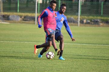 Avilés Hurtado y Davinson Sánchez luchan un balón en el entrenamiento de la Selección Colombia