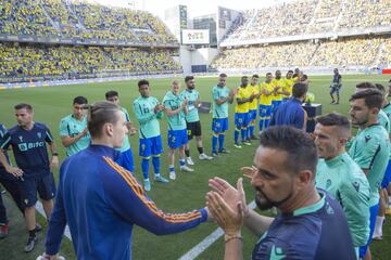Los jugadores C¨¢diz realizan el pasillo al cojunto blanco, campe¨®n de LaLiga.