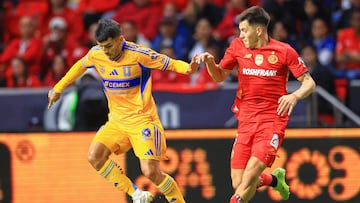 Angel Correa (L) of Tigres fights for the ball with Franco Romero (R) of Toluca during the 3rd round match between Toluca and Tigres UANL as part of the Liga BBVA MX, Torneo Apertura 2025 at Nemesio Diez Stadium, on July 26, 2025 in Toluca, Estadio de Mexico, Mexico.