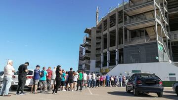 Largas colas en Elche para comprar entradas para la final